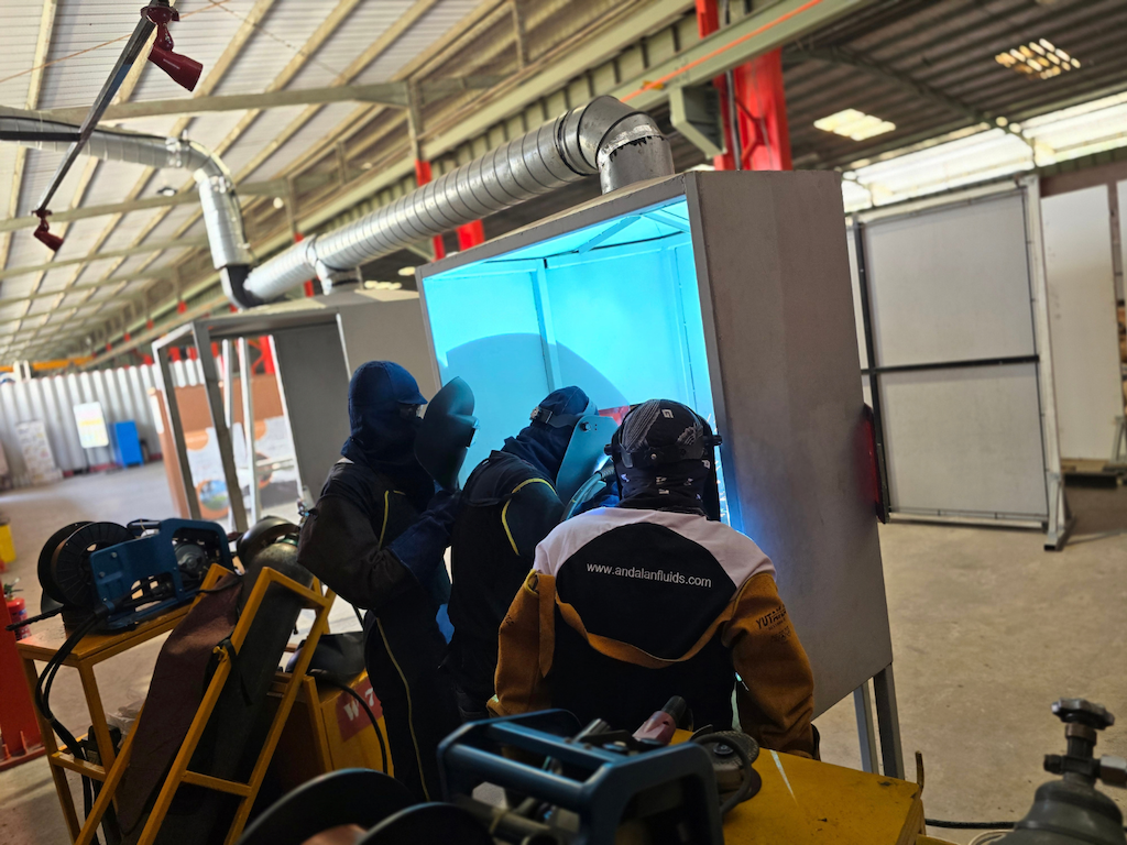 Peserta dengan pakaian pelindung di area praktik Welding Training Center Andalan